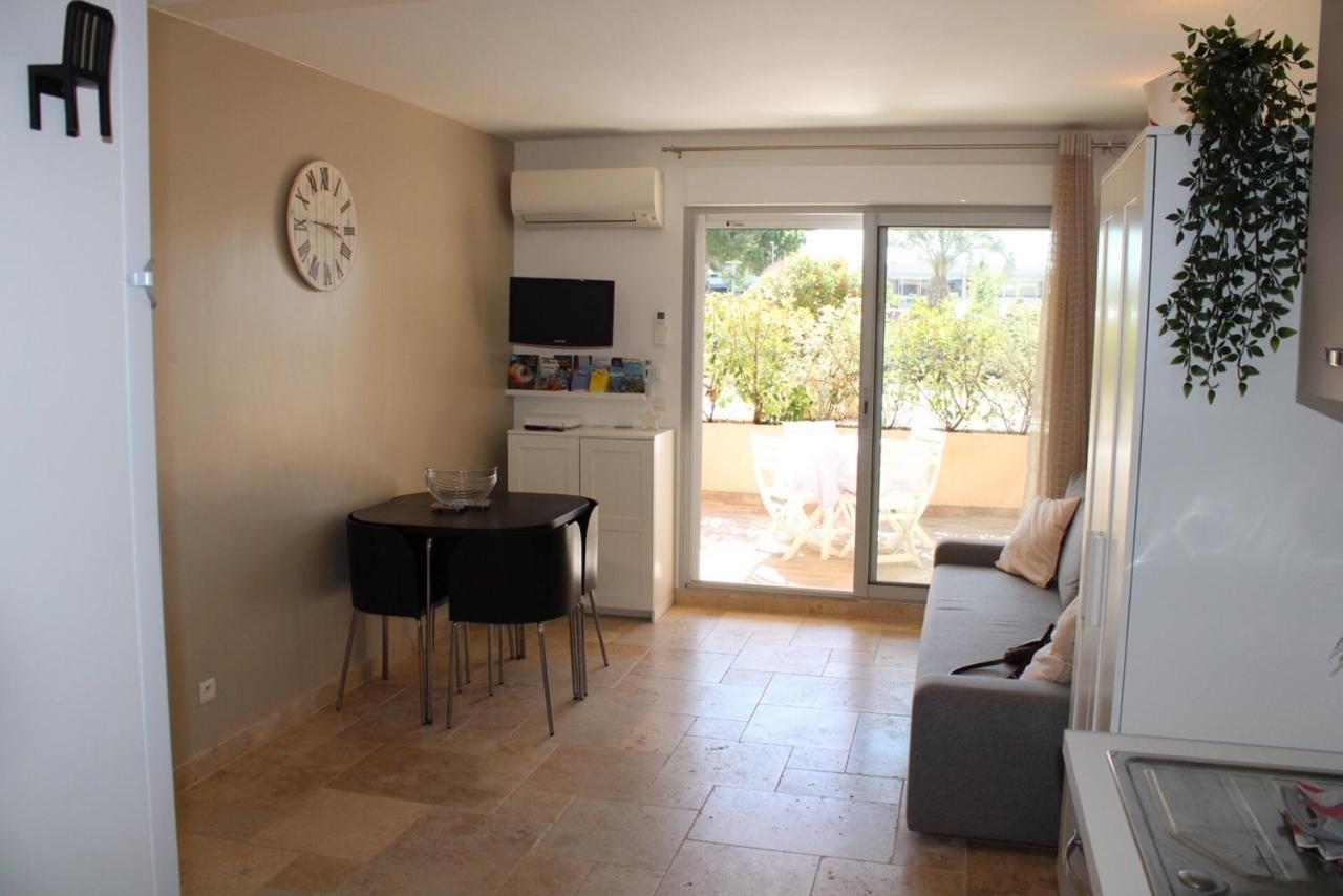 Holidays Hyères Extérieur photo